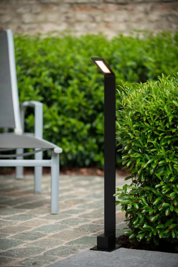 Lucide LAWFORD - Borne extérieur - LED - 1x6W 3000K - IP54 - Noir - ambiance 1